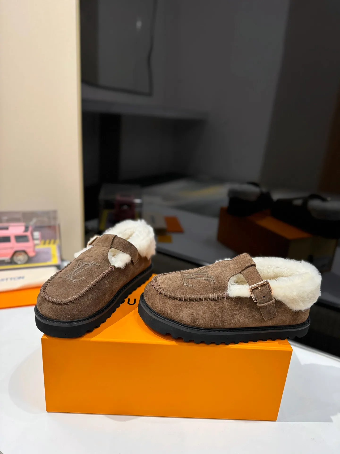 👟👟Ex-factory price 560👟👟 Louis Vuitton lv louis vuott…on fw24 new arrival～The latest furry slippers for autumn and winter🏂🏂 This pair of furry slippers is also very good-looking! The leather ones are very high-end! ! !Paired with denim shorts in autumn and winter, it’s perfect! Put it on and you will instantly have your ideal height! 😍 A favorite style, with fashion elements, the appearance of the upper is full of nobility. Wearing it can always show off the fashionable charm of women. It is fashionable but not too showy. The high-end beef tendon on the upper and the Lvjia letter buckle are so beautiful. ✅Upper: imported high-end frosted/cow leather ✅Outsole: original outsole ✅Inner lining: imported real wool ✅Size: 35-42 (41.42 customized, non-returnable) ✅Packaging: full set of original drawer box